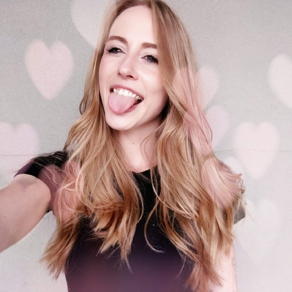 Meet your Posher, Paige 🌺🌟🌼 - Picture 3 of 4